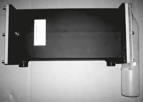 BOSCH Wärmetauscher in rechteckiger Form mit Wasseranschluss und seitlichem Rohr, auf einem flachen Untergrund abgebildet.